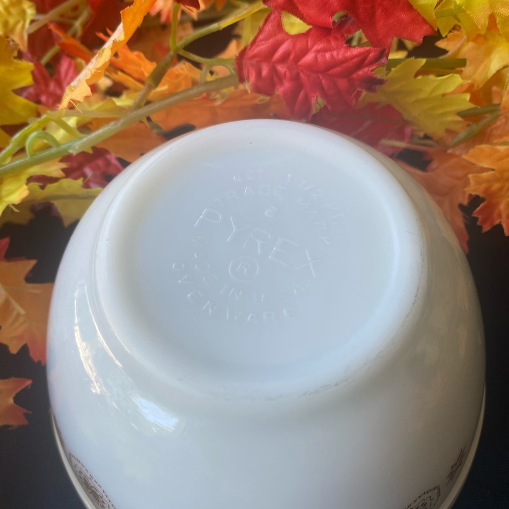 Vintage Pyrex bakeware - Picture 9 of 16